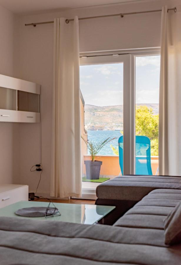 Beach Holiday Home With Private Jacuzzi & Parking Trogir Eksteriør billede