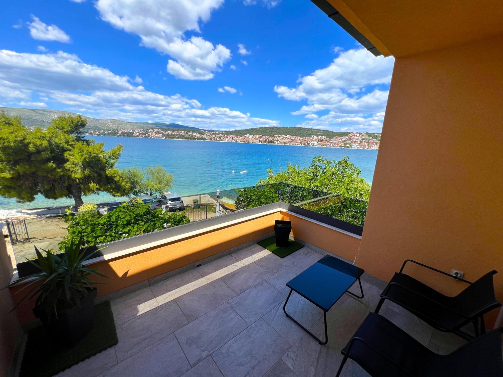 Beach Holiday Home With Private Jacuzzi & Parking Trogir Eksteriør billede