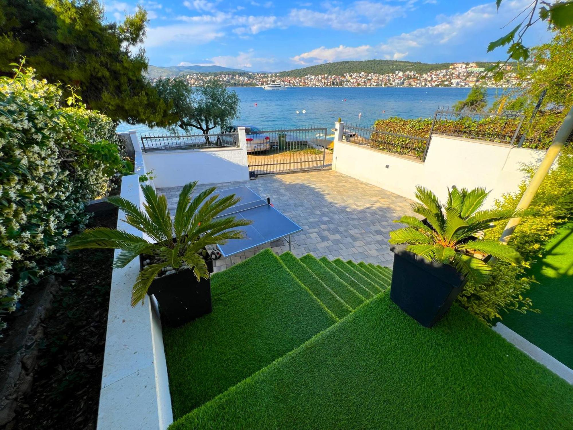 Beach Holiday Home With Private Jacuzzi & Parking Trogir Eksteriør billede