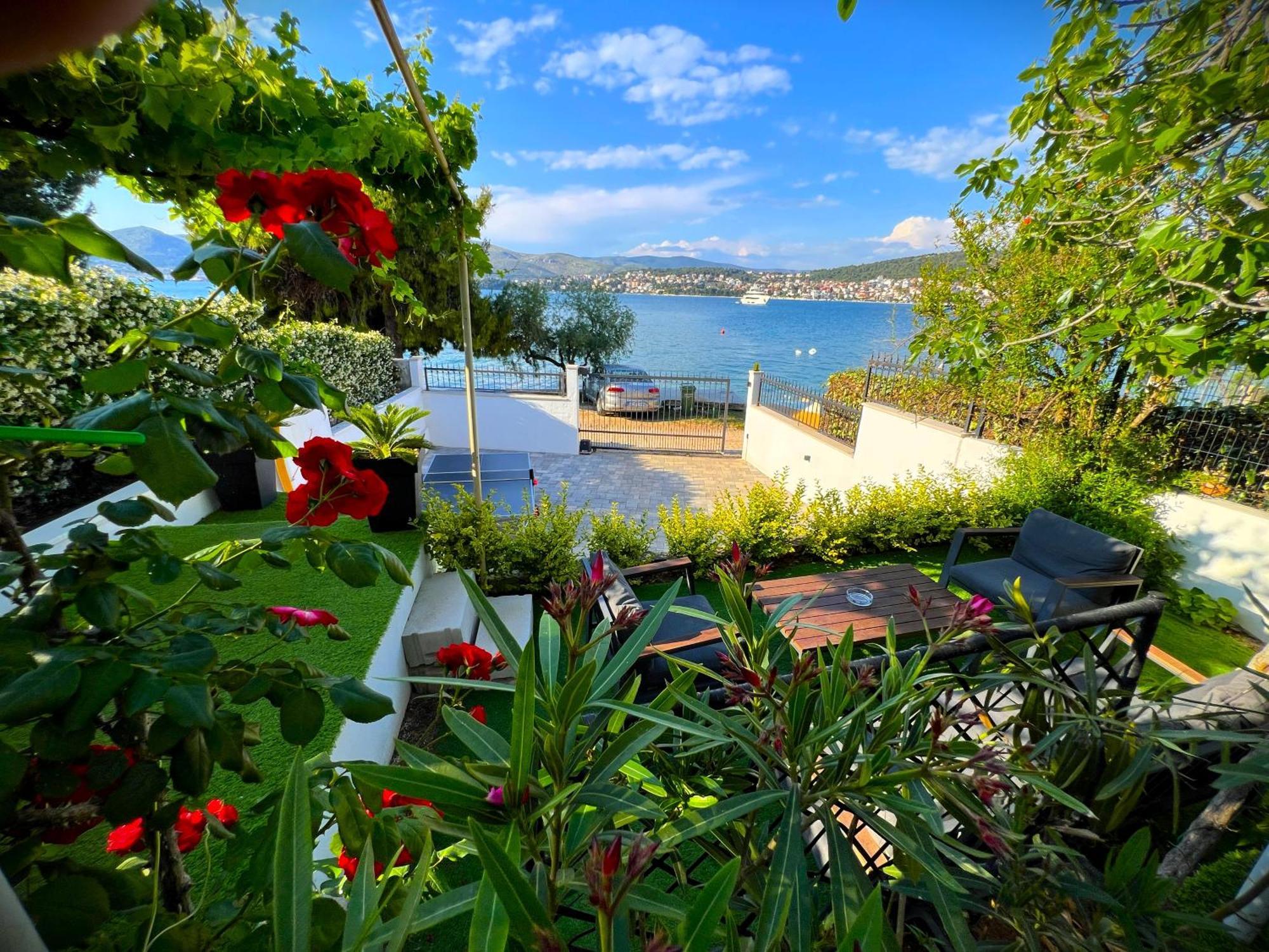 Beach Holiday Home With Private Jacuzzi & Parking Trogir Eksteriør billede
