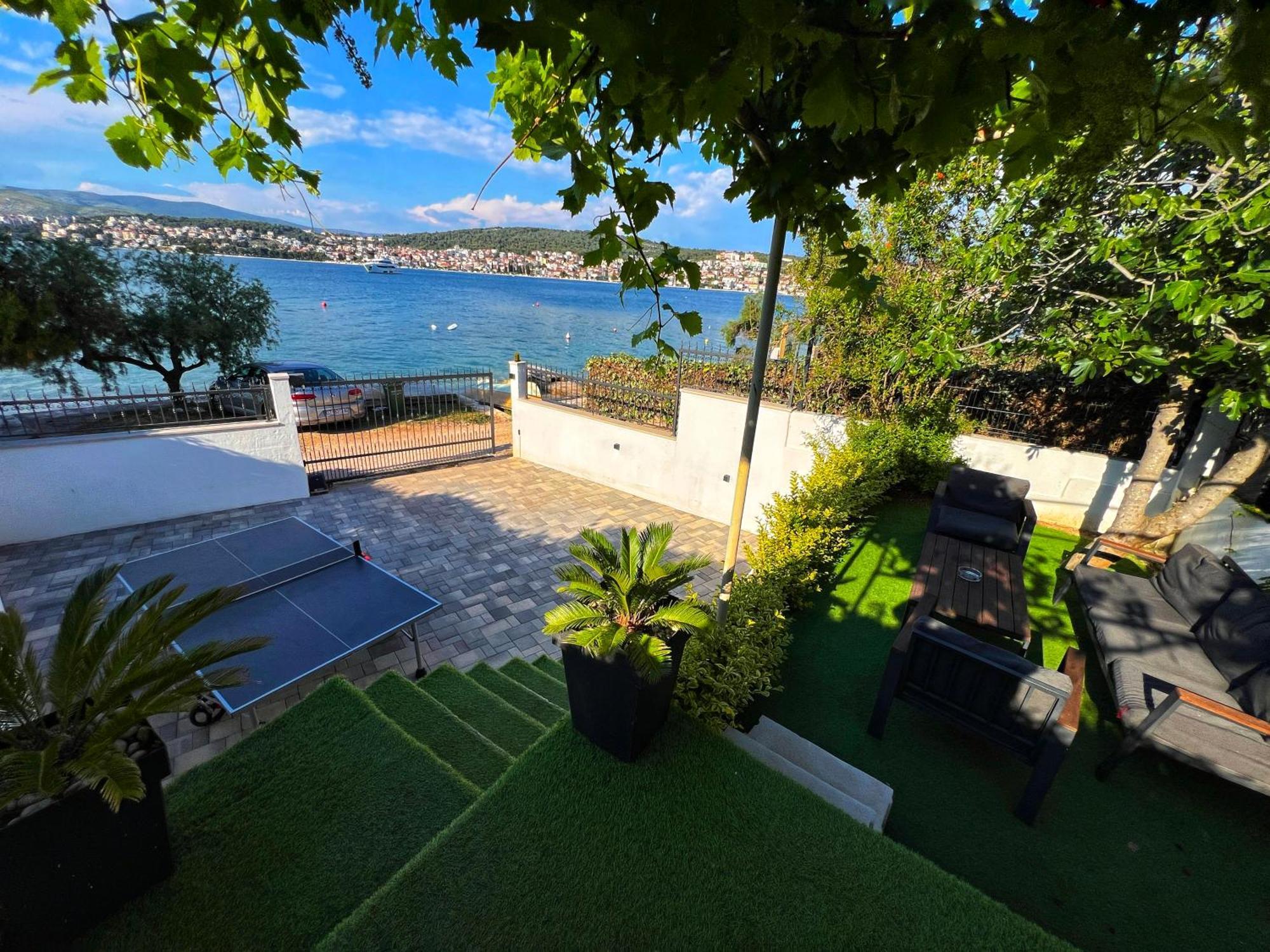 Beach Holiday Home With Private Jacuzzi & Parking Trogir Eksteriør billede
